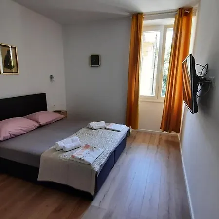 Apartment Cherry Split