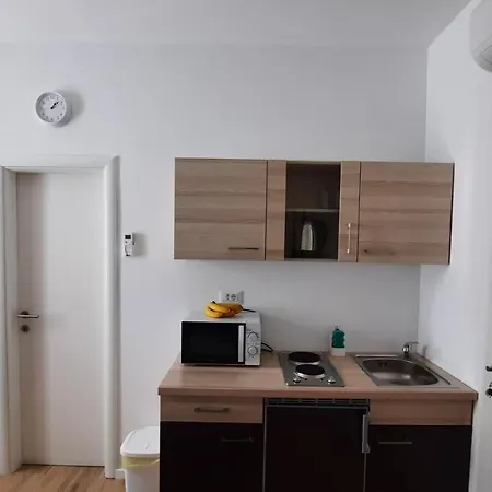 Apartment Cherry Split