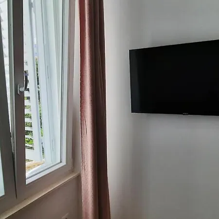 Apartment Cherry Split